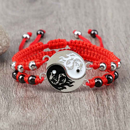 Duo de bracelets macramé avec pendentifs Yin Yang complémentaires et perles contrastées.