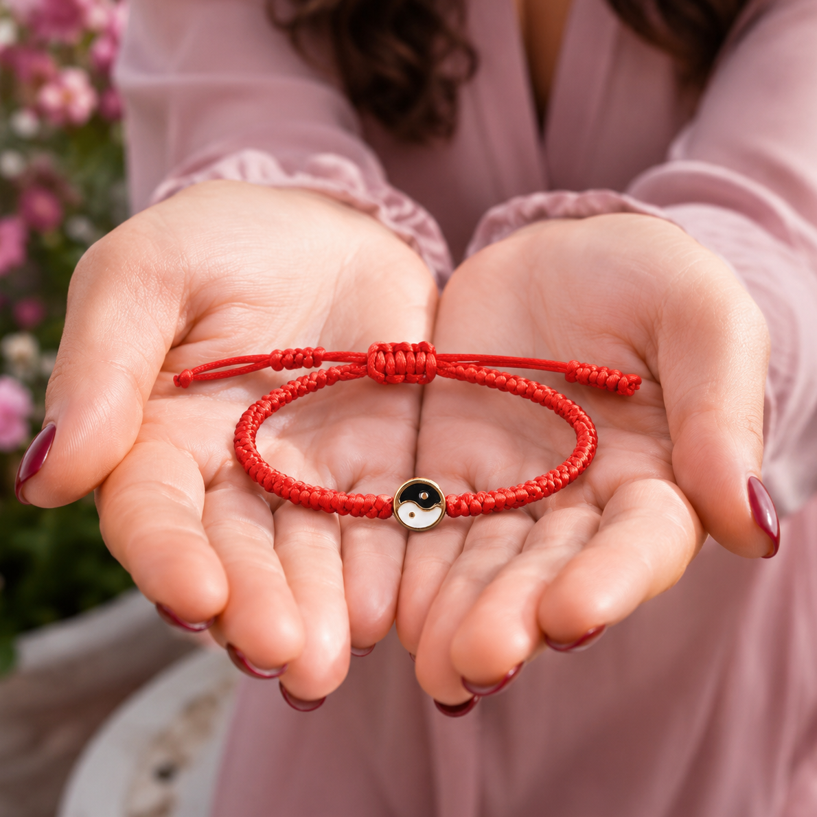 Bracelet Yin Yang Feng Shui en macramé ajustable, conçu pour accompagner le quotidien avec équilibre et simplicité. Son médaillon central apporte une touche symbolique forte au poignet.