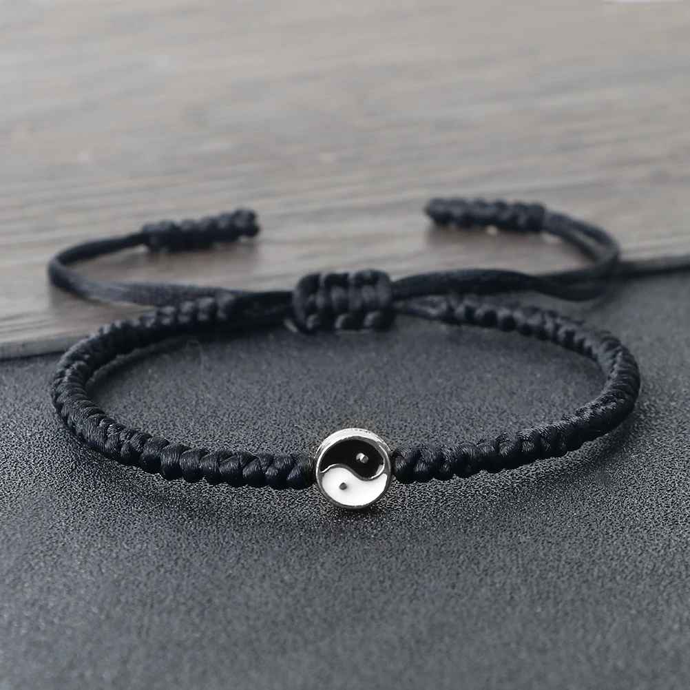 Bracelet Feng Shui en macramé avec médaillon Yin Yang et fermeture coulissante confortable.