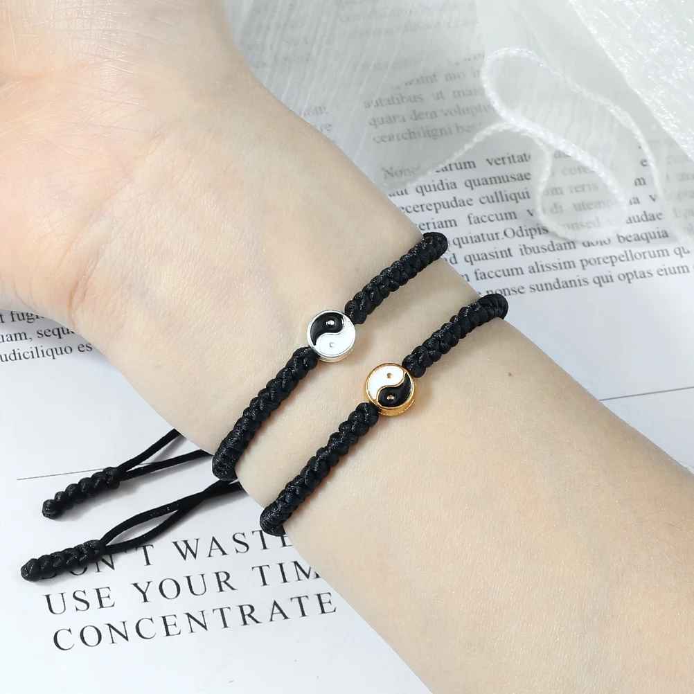 Trois bracelets Yin Yang portés au poignet, montrant le style discret et unisexe au quotidien.