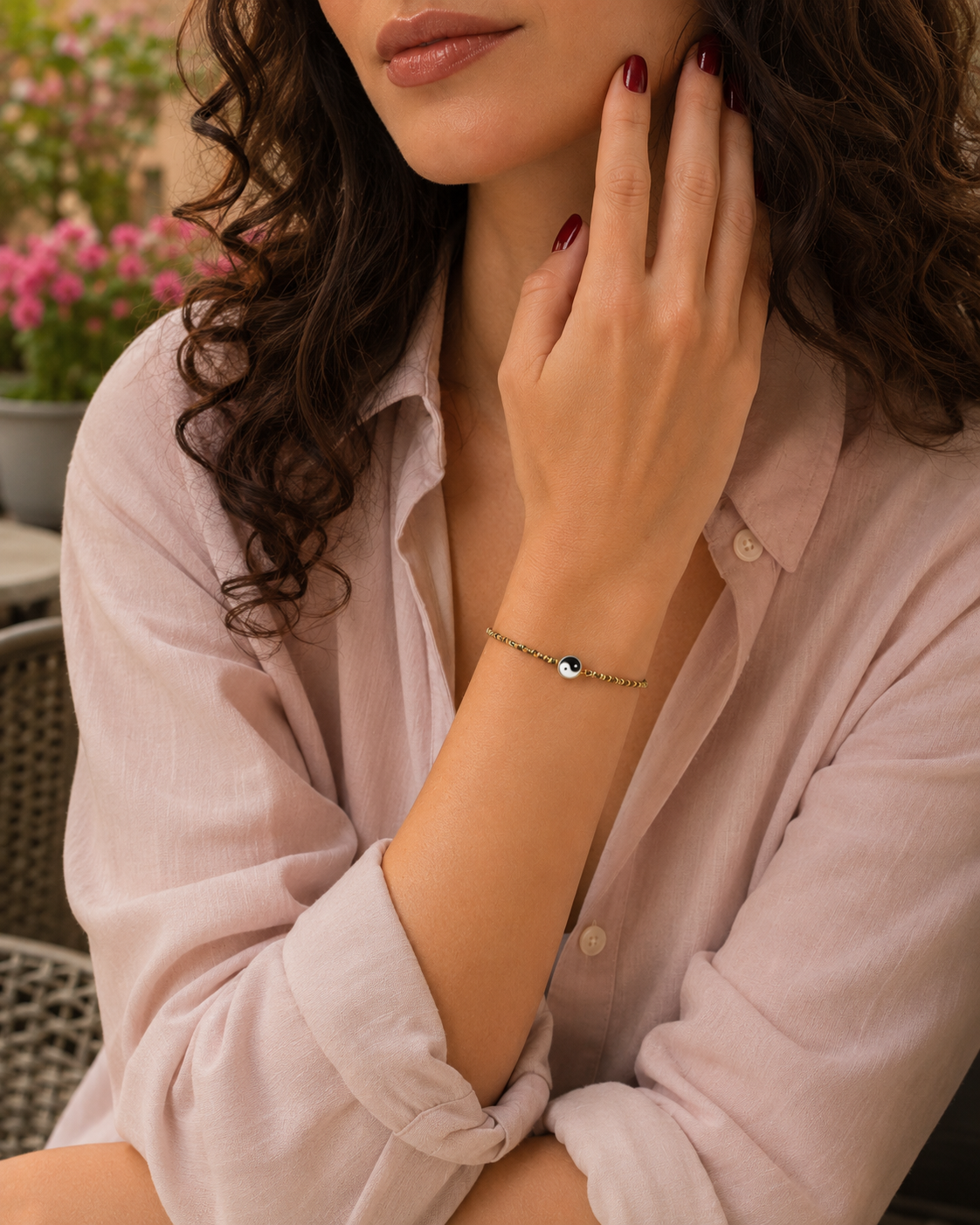 Bracelet porte-bonheur avec symbole Yin Yang et nœud coulissant pratique. Sa tresse fine offre un bijou discret, solide et facile à ajuster.
