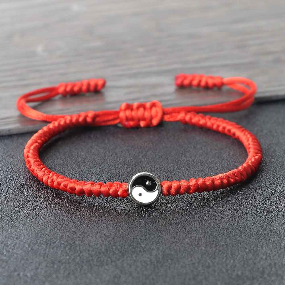 Mise au point sur le centre du bracelet, où le Yin Yang devient le point d’équilibre du design.