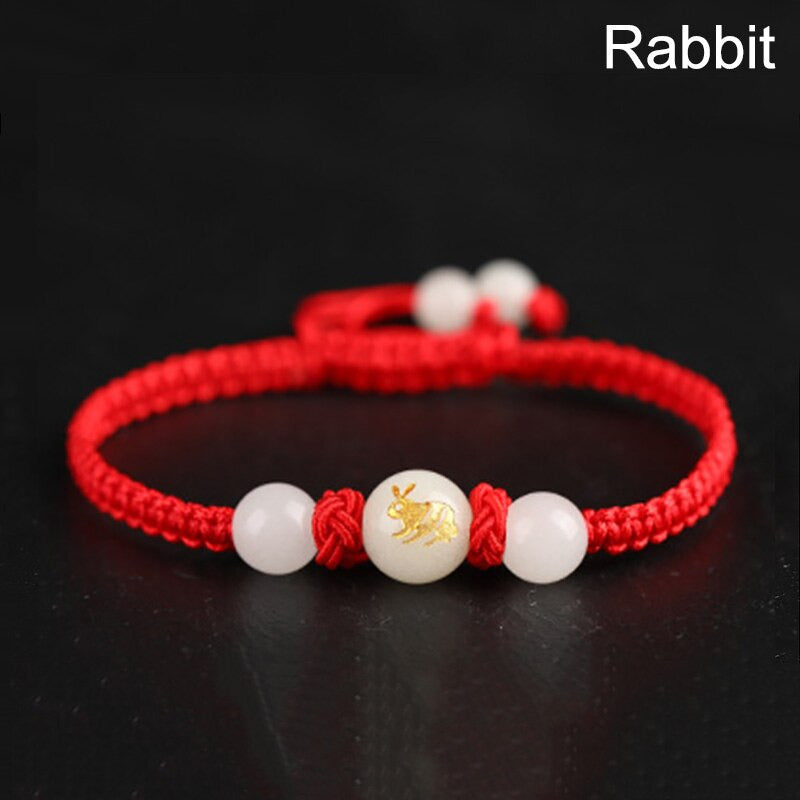 Bracelet Feng Shui rouge en macramé avec médaillon du signe du Lapin, symbole de douceur, intuition et chance apaisante.