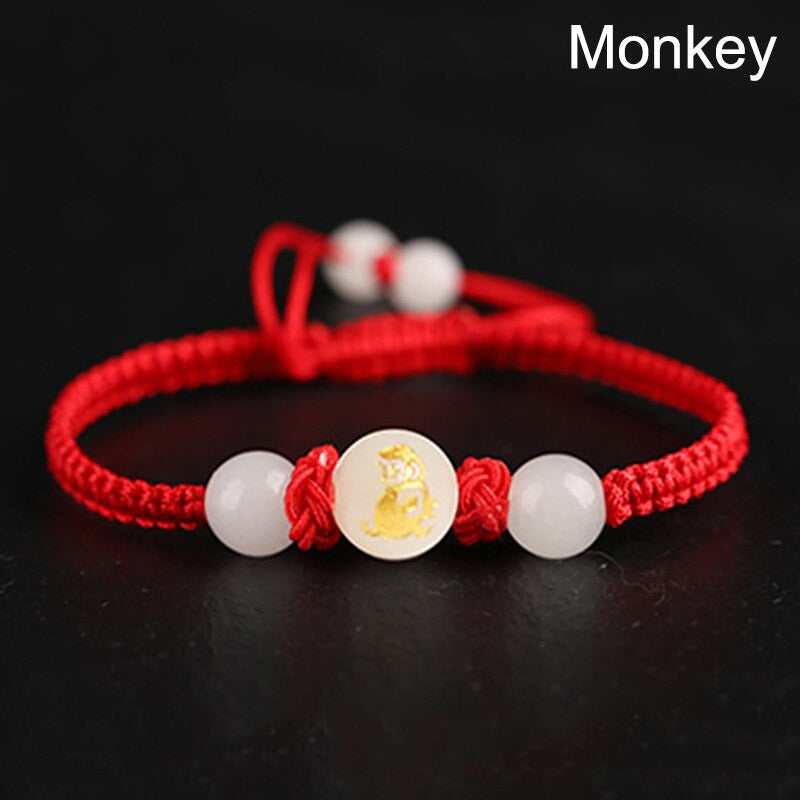 Bracelet rouge Feng Shui avec médaillon du Singe, symbole d’intelligence, créativité et esprit vif.
