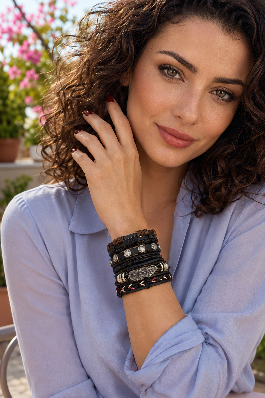 Bracelets empilables en cuir avec plume argentée, étoiles gravées et finitions travaillées pour une allure libre et authentique.