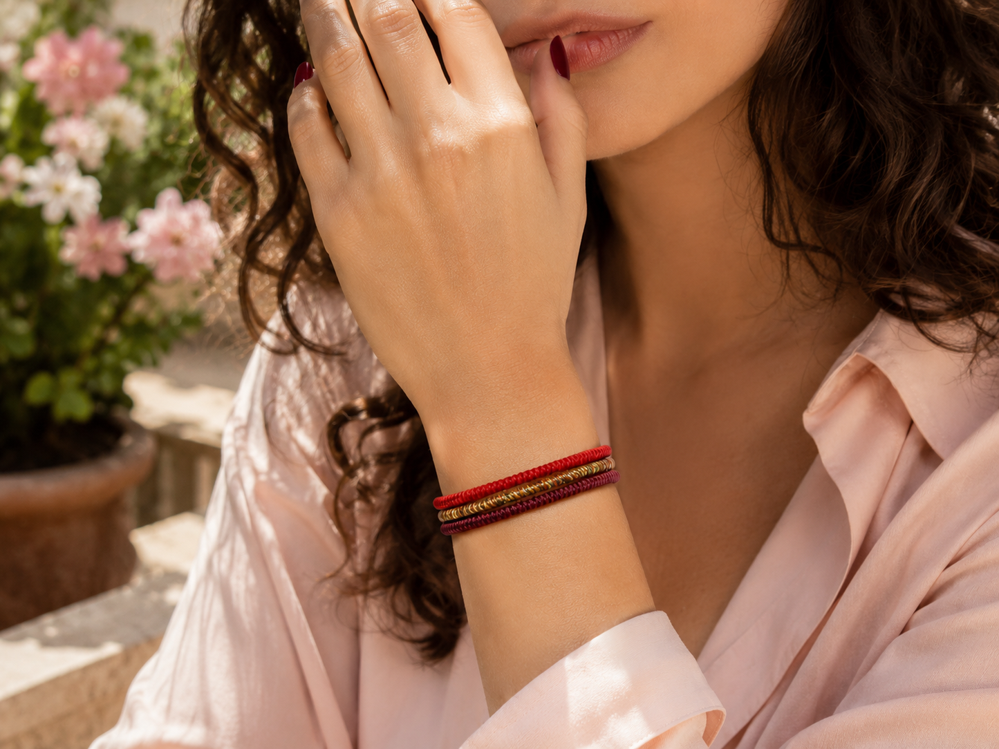 Bracelets porte-bonheur spirituels pour accompagner une tenue simple avec une note symbolique.