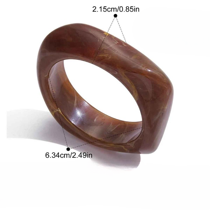 Groupe de bracelets en résine aux formes diverses et couleurs naturelles, disposés sur fond blanc.