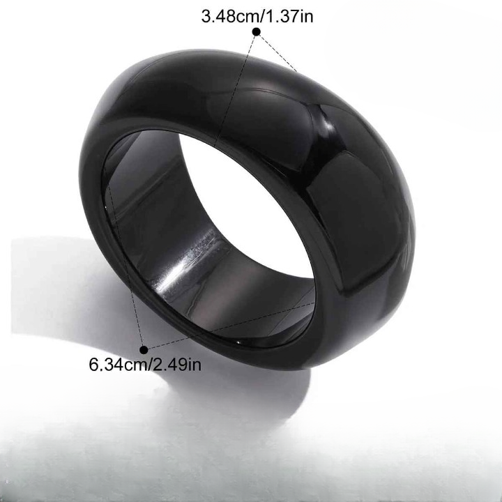 Bracelets en résine portés avec bracelets dorés, créant un look boho chic élégant.