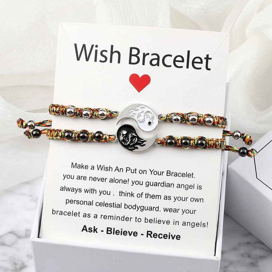 Deux bracelets rapprochés formant un Yin Yang complet, symbole d’équilibre et de lien.