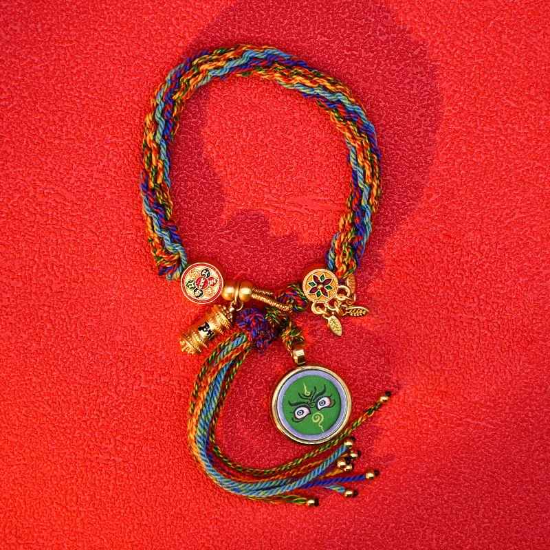 Ensemble de petites breloques dorées symbolisant chance et harmonie.