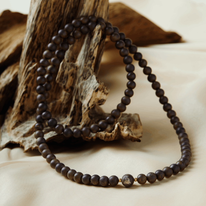 Collier composé de 108 perles en bois d’agar vietnamien à l’aspect naturellement sombre.