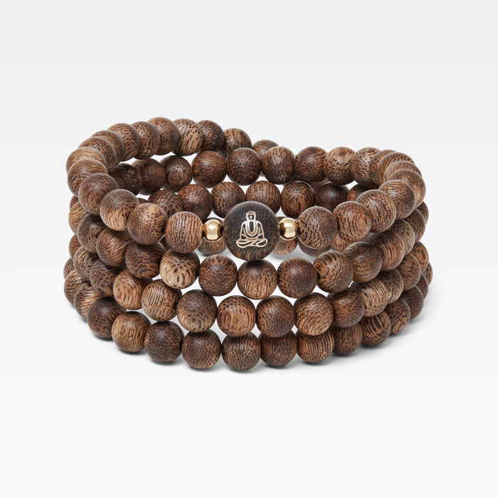 Collier en bois d’agar composé de 108 perles de 8 mm au port équilibré.