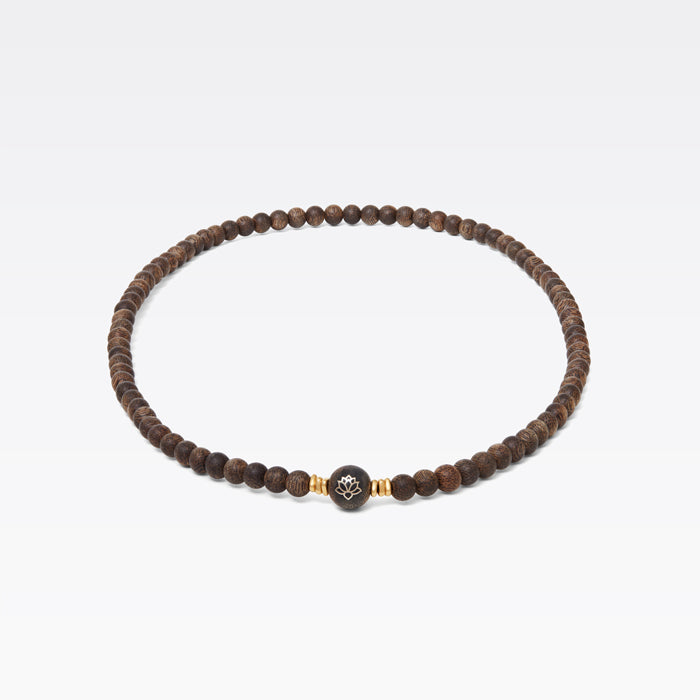 Collier en bois d’agar composé de 62 perles sphériques de 8 mm.