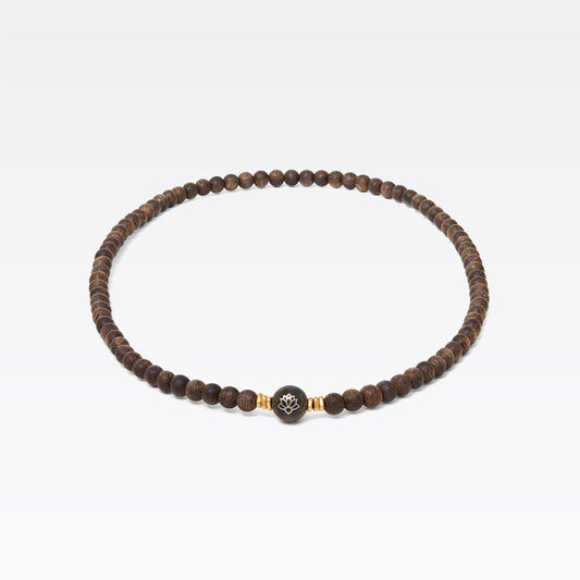 Collier en bois d’agar composé de 62 perles sphériques de 8 mm.