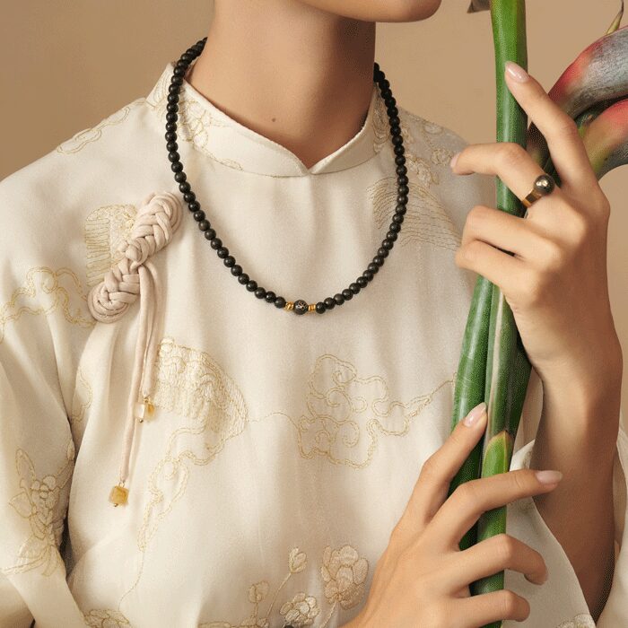 Vue complète du collier en bois d’agar composé de perles régulières de 8 mm.