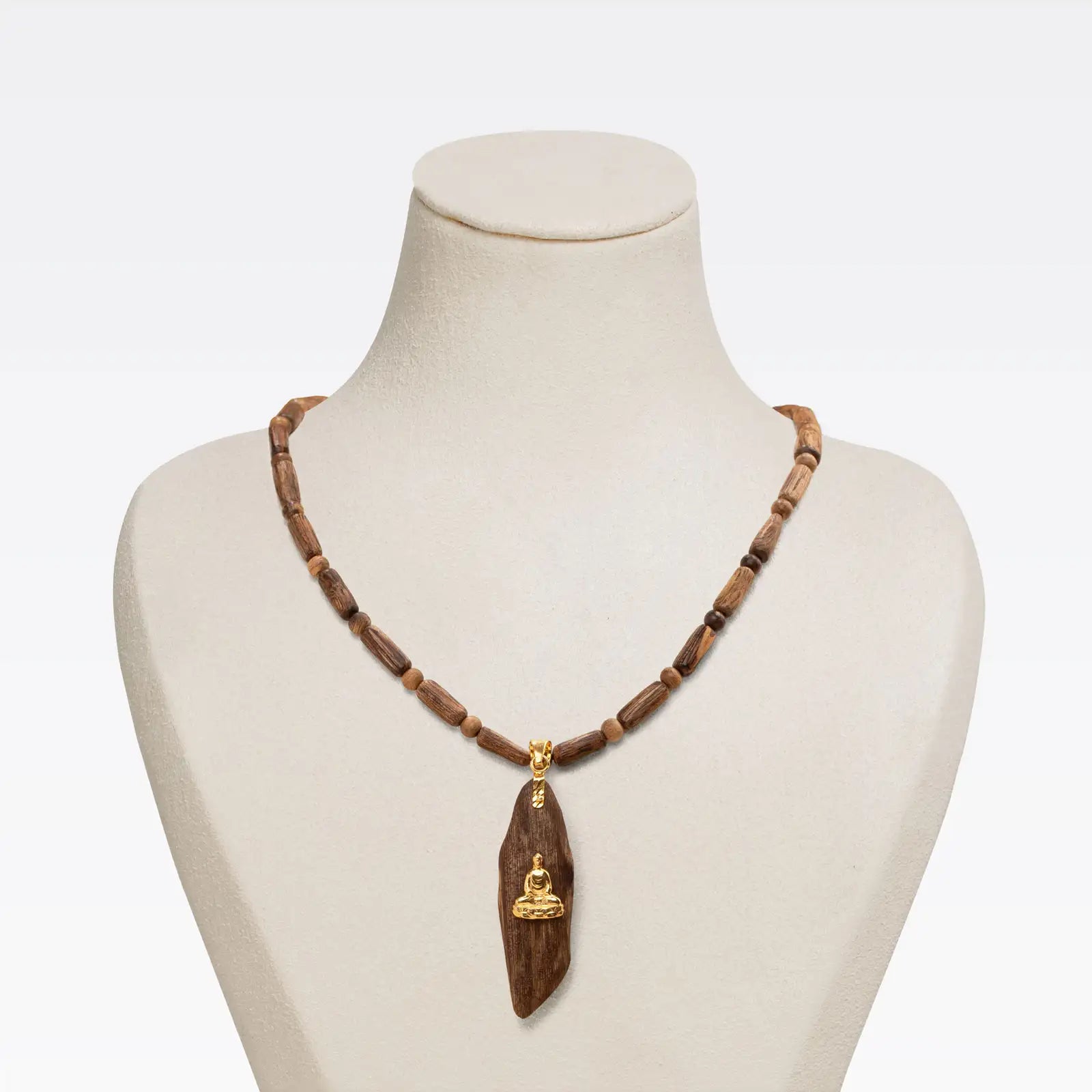 Collier en bois d’agar naturel avec pendentif sculpté et motif Bouddha doré.