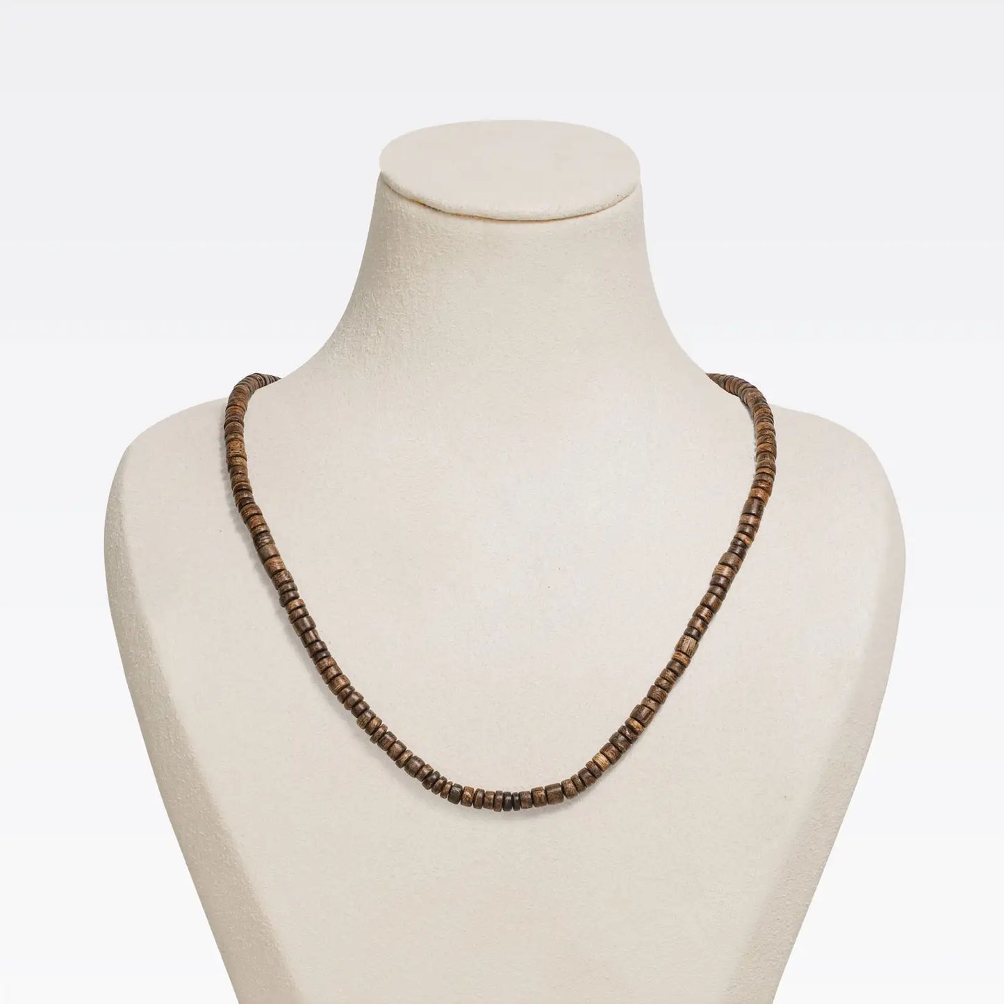 Collier en bois d’agar avec perles disque et cordon ajustable, présenté en vue générale.