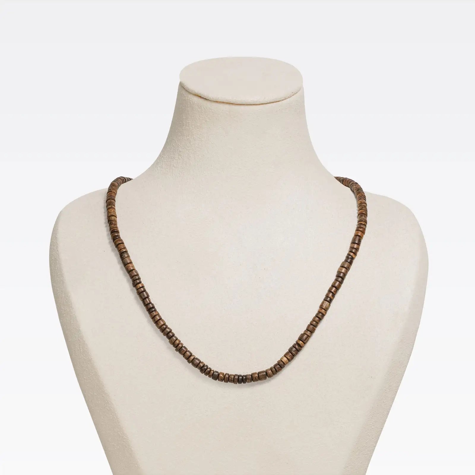 Collier en bois d’agar avec perles disque et cordon ajustable, présenté en vue générale.