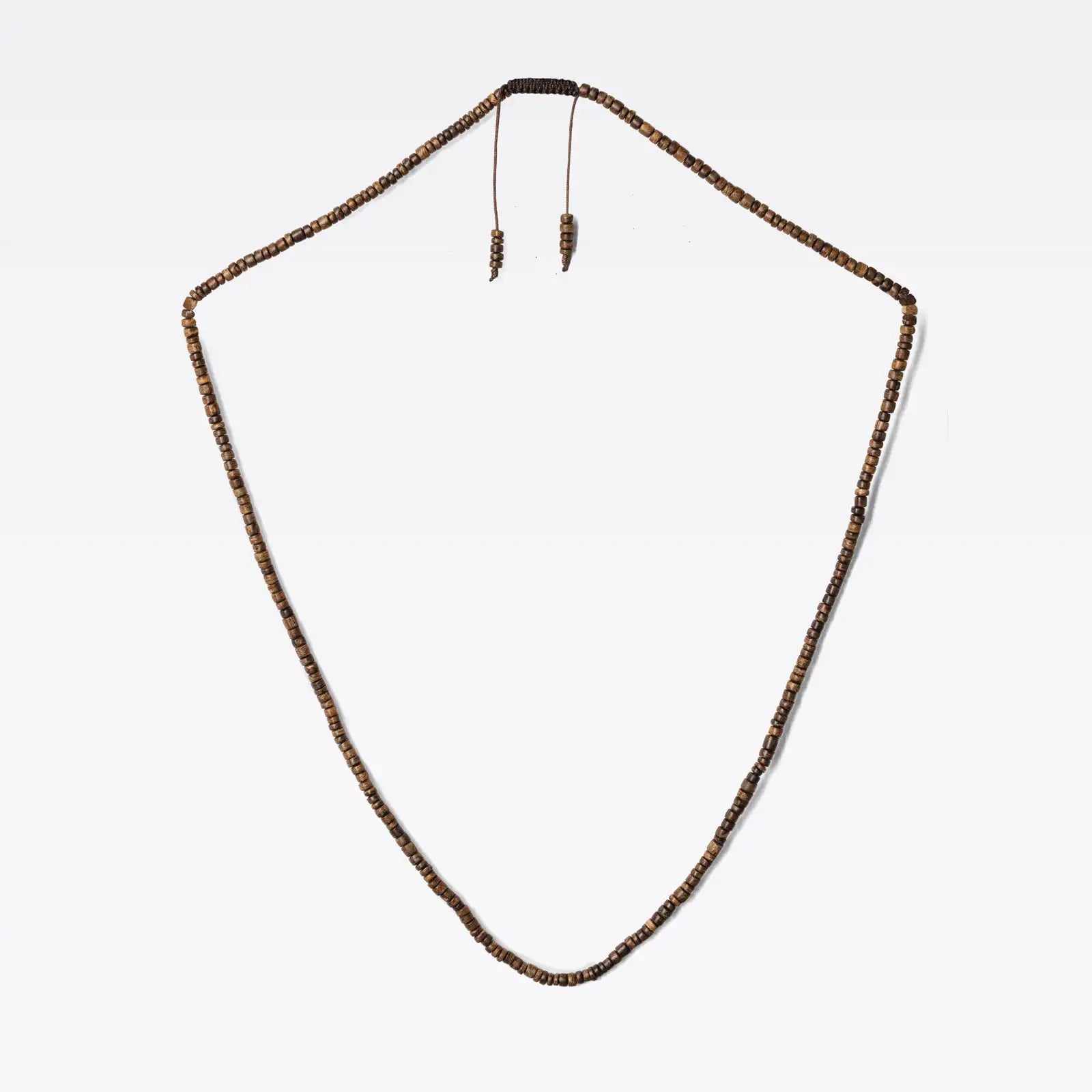 Détail des perles disque en bois d’agar, finition naturelle et nuances brunes.