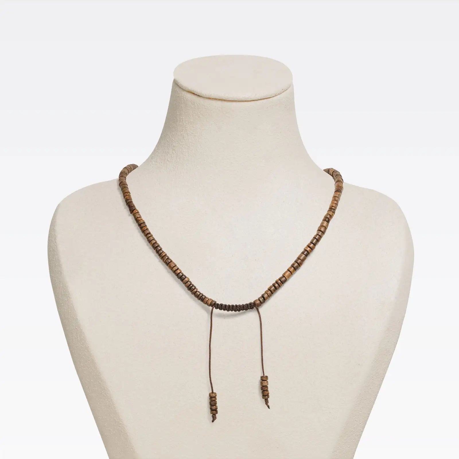 Vue du cordon ajustable avec tressage central et réglage précis.