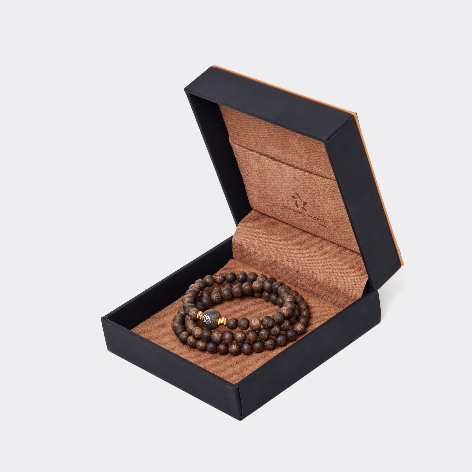 Collier en bois d’agar lié à un bois de plus de 25 ans.