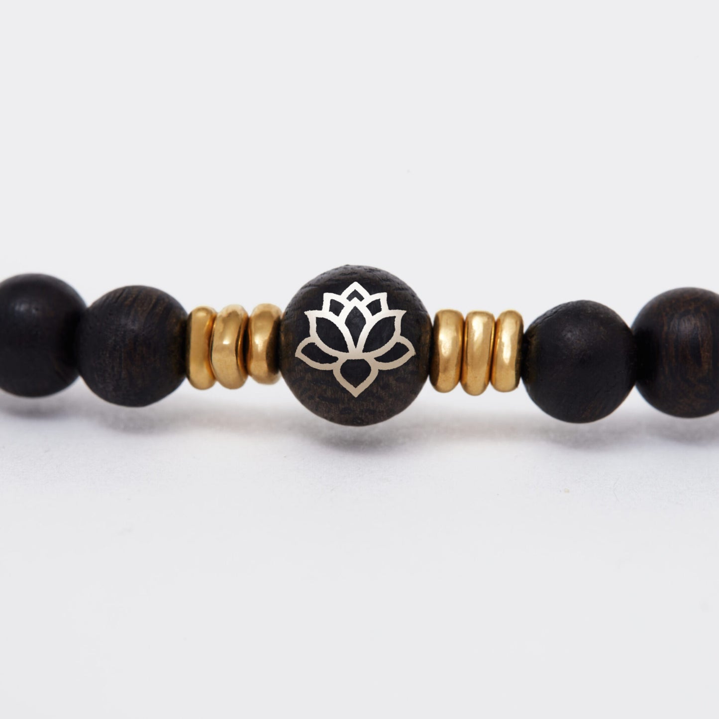 Détail du collier en bois d’agar porté, mettant en valeur la régularité des perles.