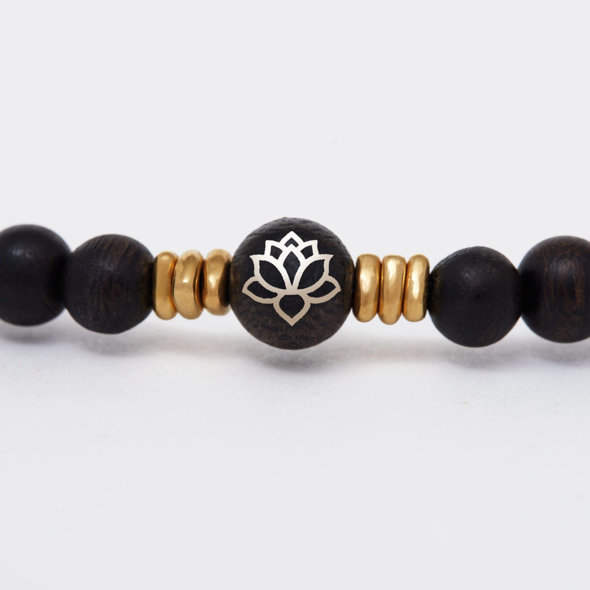 Détail du collier en bois d’agar porté, mettant en valeur la régularité des perles.