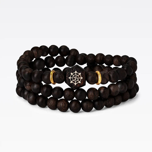 Collier en bois d’agar composé de perles régulières avec élément central symbolique.