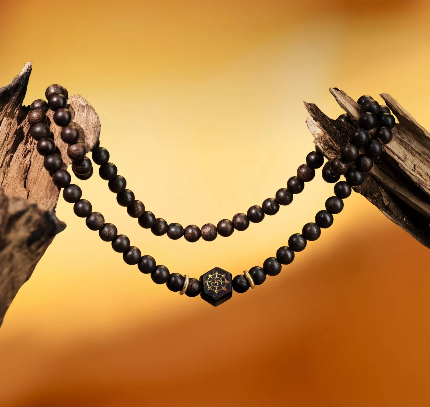 Élément central hexagonal en bois d’agar avec incrustation en or.