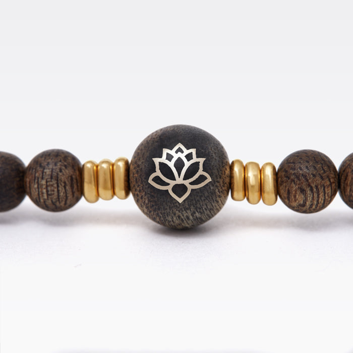 Collier en bois d’agar du Vietnam à l’esthétique sobre et régulière.
