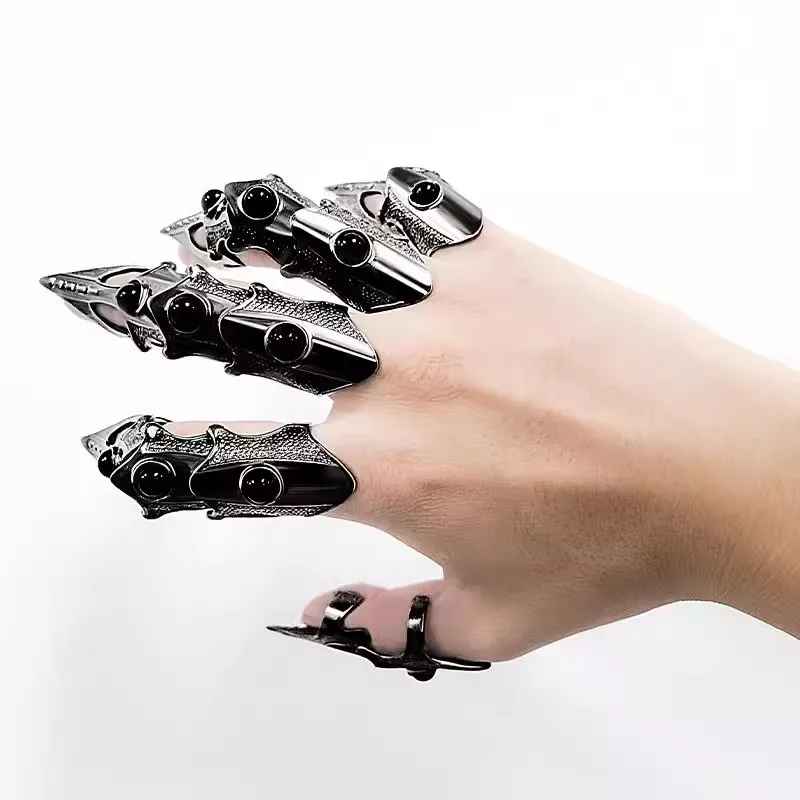Set complet de griffes cyberpunk chromées créant une arme esthétique futuriste.