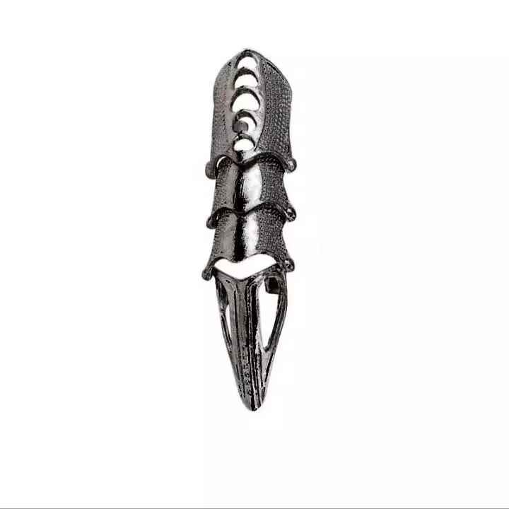 Doigts mécanique futuriste et segmenté en alliage métallique pour une tenue cyberpunk idéale.