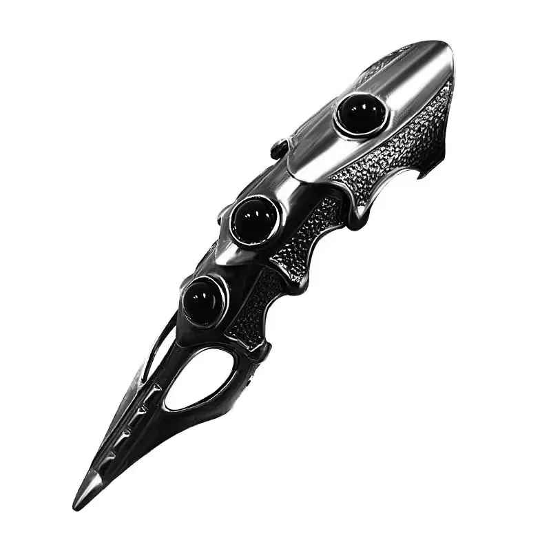 Doigts mécaniques segmentés avec finitions grainées et esthétique dystopique.