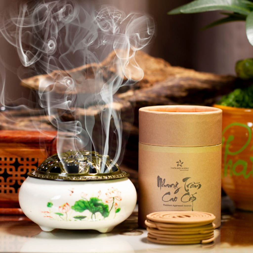 Encens en spirale au bois d’agar, diffusion douce et régulière pour l’intérieur.