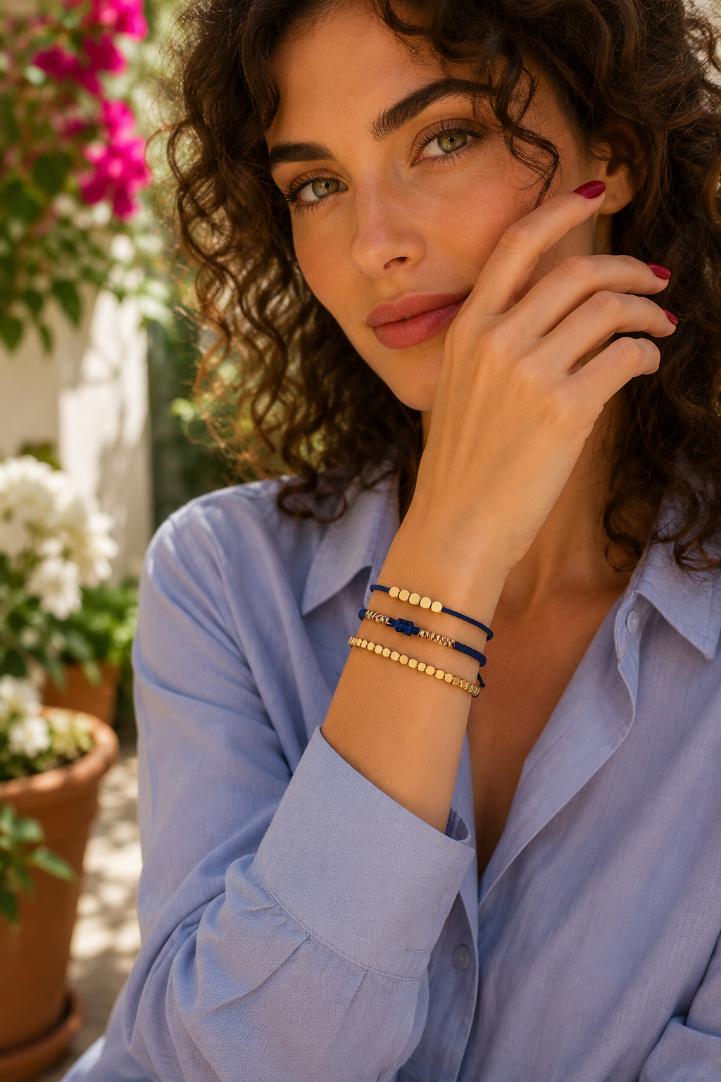 Ensemble de bracelets tibétains tressés en corde bleue et cuivre poli, parfaits pour un porté empilé au style équilibré et élégant.