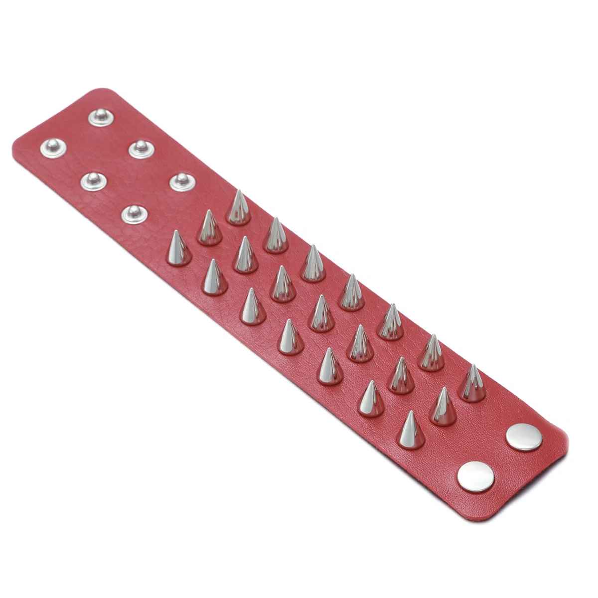 Bracelet rouge à clous coniques métalliques, parfait pour un style goth moderne.