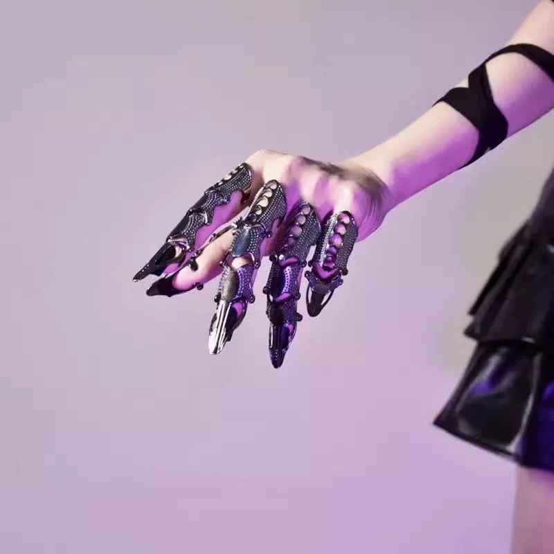 Doigts métalliques segmentés style cyberpunk avec plaques futuristes argentées et détails sombres.