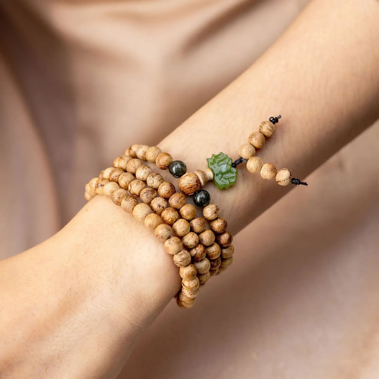 Bracelet mala enroulable composé de 108 perles en bois d’agar. La ligne des perles reste régulière et lisible.