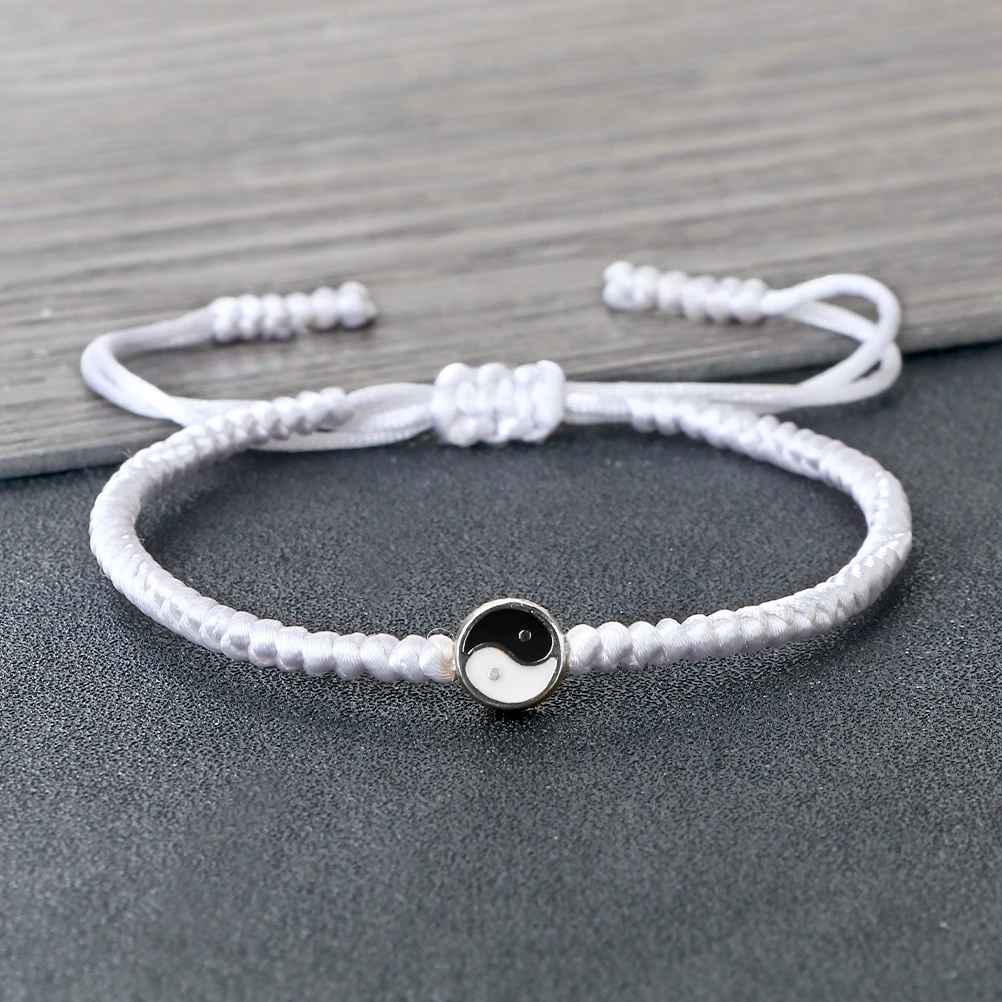 Nœud coulissant robuste qui permet un ajustement simple et rapide au poignet.