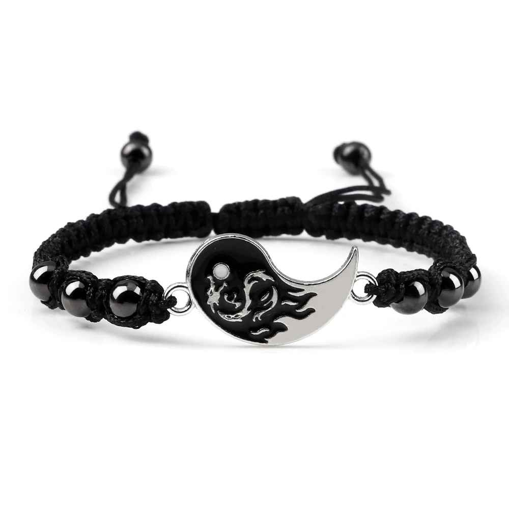 Pendentifs Taiji complémentaires qui forment un cercle complet quand les deux bracelets se rapprochent.