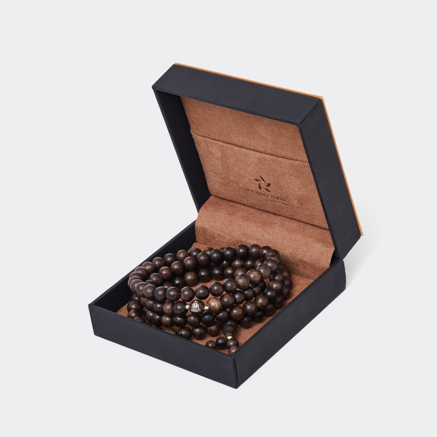 Vue d’ensemble du collier en bois d’agar avec incrustation en or 14 carats.