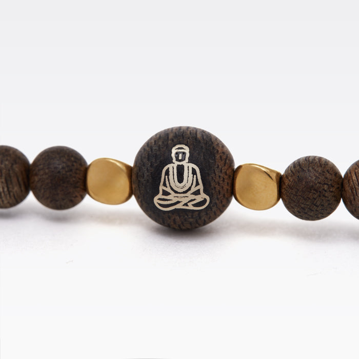 Détail des perles en bois d’agar de 8 mm à la texture naturelle.