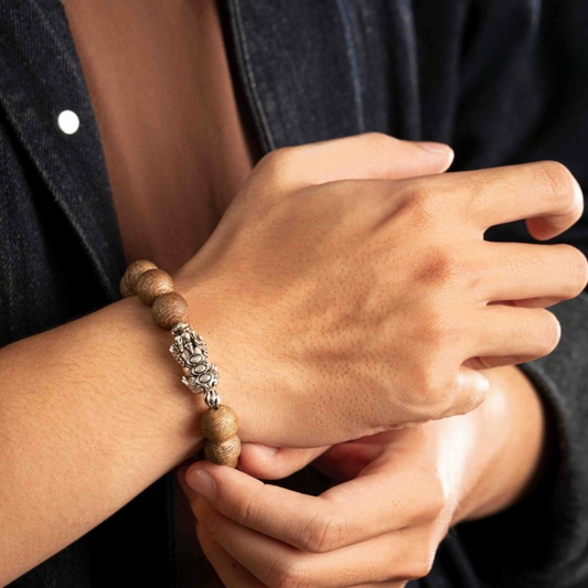 Bracelet masculin associant bois d’agar et argent massif.