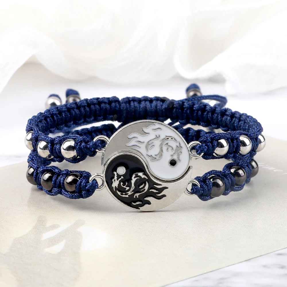 Perles noires au reflet métallisé (style hématite) montées sur cordon tressé avec maillons latéraux.